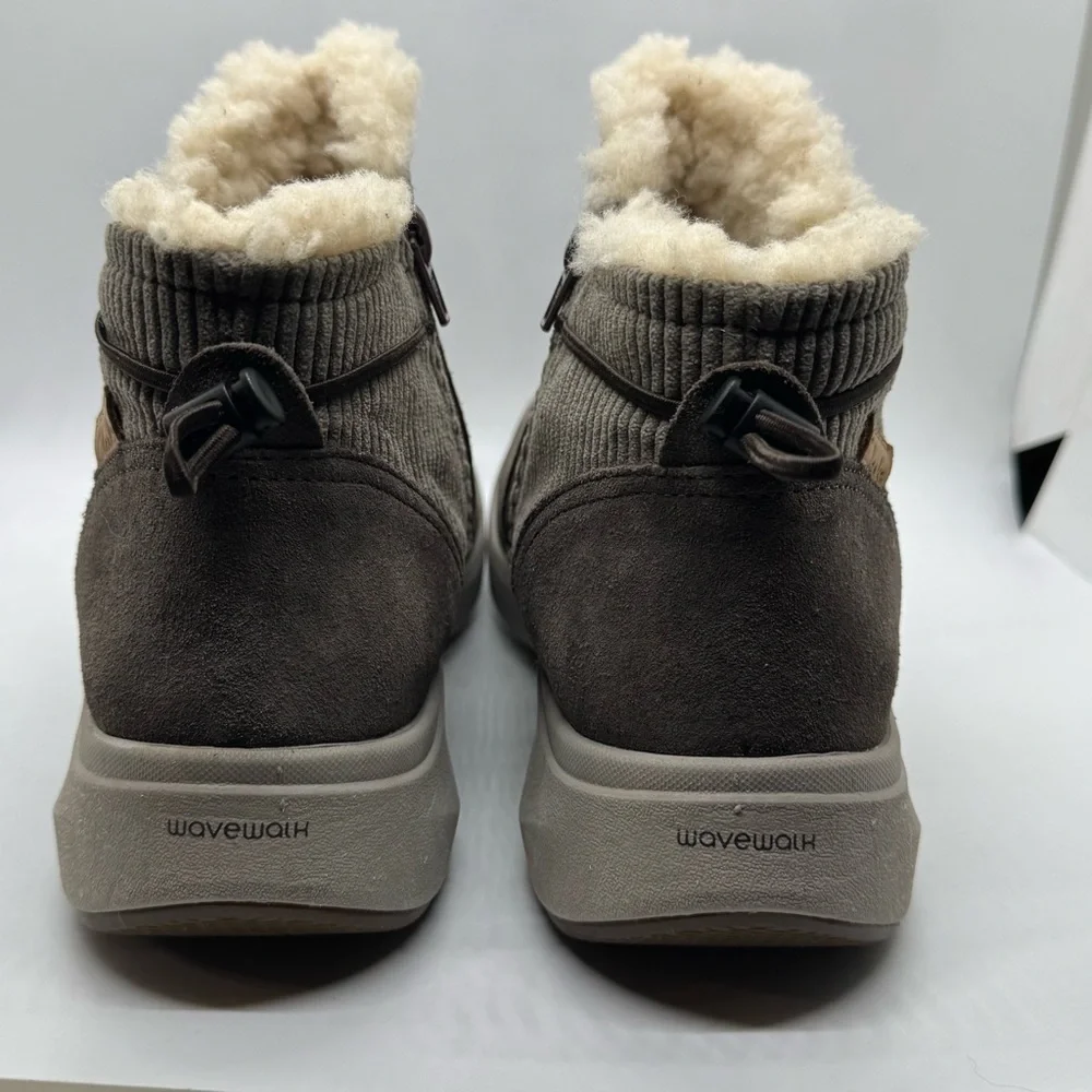 Clarks Wave 2.0 Alp Taupe Suede Sherpa Ankle Boots Booties Size 8.5 M